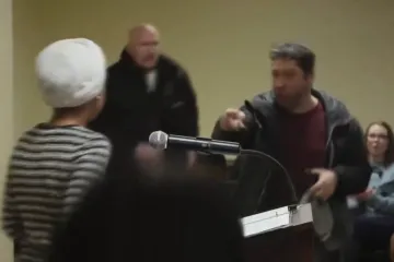 Poprskao zastupnicu nepoznatom tekućinom, pojavila se snimka: 'Imala je kiselkasti miris'