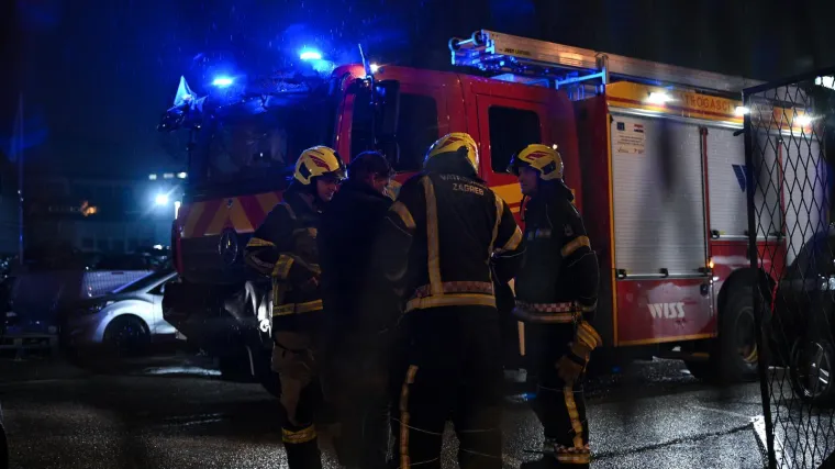 Vatra gutala pizzeriju na Jaku&scaron;evcu: Buktinja zahvatila krov, dim se pro&scaron;irio u stanove