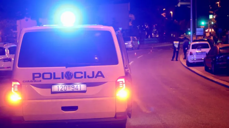 Nesreća usred noći u Splitu: Vozačica te&scaron;ko ozlijeđena, autom je sletjela s ceste