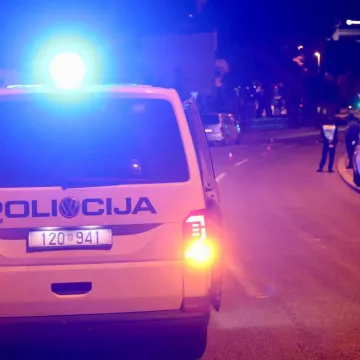 Nesreća usred noći u Splitu: Vozačica te&scaron;ko ozlijeđena, autom je sletjela s ceste