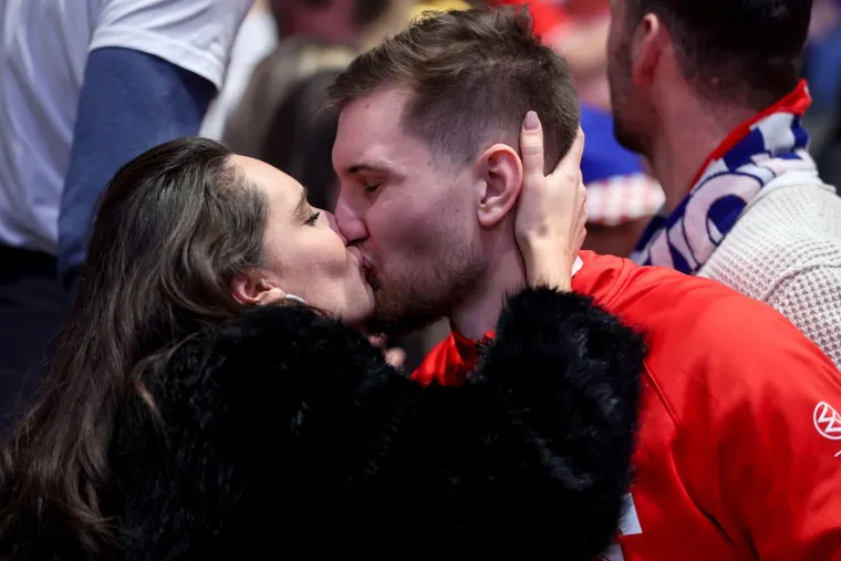 One su najvatrenija podr&scaron;ka s tribina: Tko su djevojke i supruge hrvatskih rukometa&scaron;a?