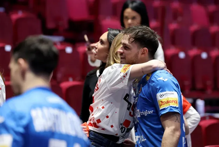 One su najvatrenija podr&scaron;ka s tribina: Tko su djevojke i supruge hrvatskih rukometa&scaron;a?