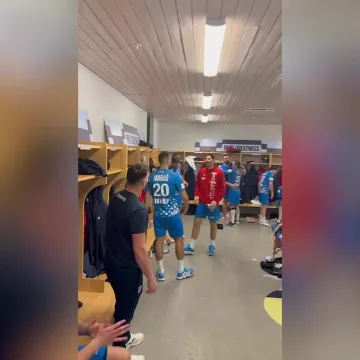 Pjeva se Thompson, slavlju nema kraja: Zavirite u svlačionicu hrvatskih rukometa&scaron;a