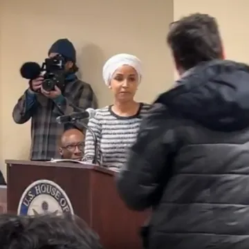 Eskaliralo zbog imigracijskih agenata: Zastupnicu poprskali tekućinom, Trump ju nazvao smećem