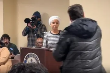 Eskaliralo zbog imigracijskih agenata: Zastupnicu poprskali tekućinom, Trump ju nazvao smećem