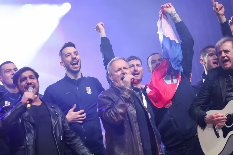 Oglasio se i Thompson, objavio video iz svlačionice: 'A kad zaori na Trgu...'