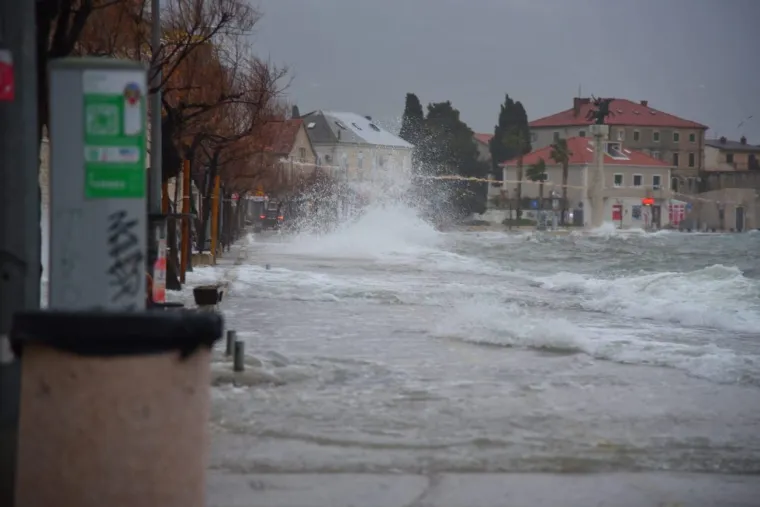 Vi bi prvi red do mora? Razmislite dvaput... Dalmatince čeka besana noć, pogledajte ove prizore