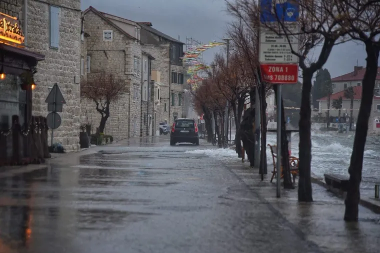 Vi bi prvi red do mora? Razmislite dvaput... Dalmatince čeka besana noć, pogledajte ove prizore