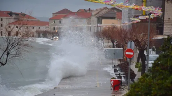 Vi bi prvi red do mora? Razmislite dvaput... Dalmatince čeka besana noć, pogledajte ove prizore