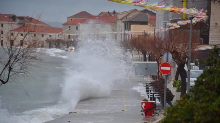 Vi bi prvi red do mora? Razmislite dvaput... Dalmatince čeka besana noć, pogledajte ove prizore
