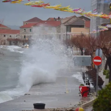 Vi bi prvi red do mora? Razmislite dvaput... Dalmatince čeka besana noć, pogledajte ove prizore