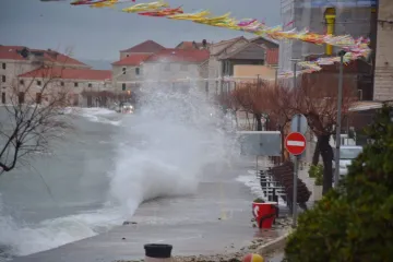 Vi bi prvi red do mora? Razmislite dvaput... Dalmatince čeka besana noć, pogledajte ove prizore