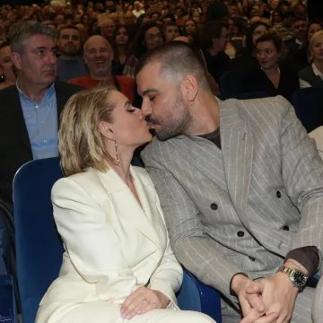 Poljubac koji je sve zasjenio: Anđelka se nije odvajala od zgodnog supruga, evo tko je on