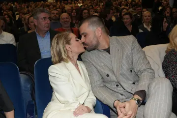 Poljubac koji je sve zasjenio: Anđelka se nije odvajala od zgodnog supruga, evo tko je on