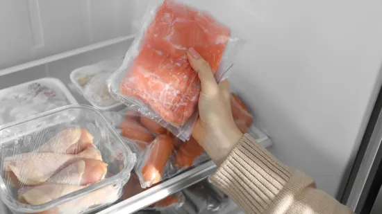 Ovaj način odmrzavanja ribe je opasan: Česta pogre&scaron;ka može vas ozbiljno ugroziti