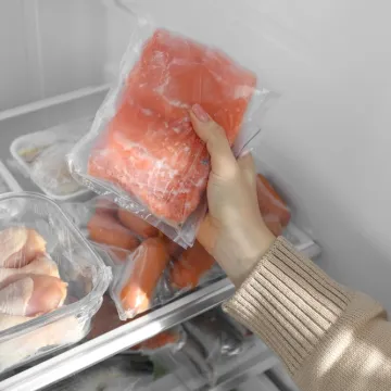 Ovaj način odmrzavanja ribe je opasan: Česta pogre&scaron;ka može vas ozbiljno ugroziti