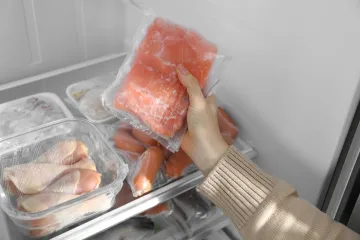 Ovaj način odmrzavanja ribe je opasan: Česta pogre&scaron;ka može vas ozbiljno ugroziti