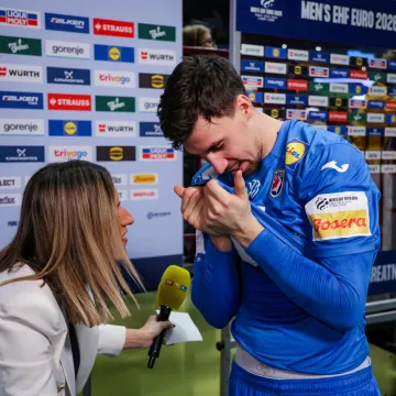 Emotivna fotografija koja je odu&scaron;evila Hrvatsku! Otkrivamo &scaron;to je na&scaron;a novinarka rekla kapetanu u suzama