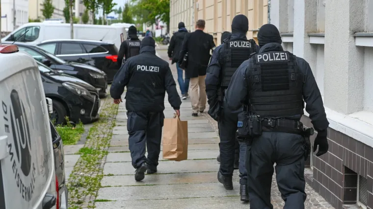 Prali novac moćnog oligarha? Racija u poznatoj banci, policija upadala u urede