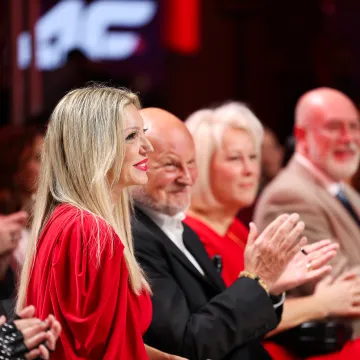 Mate&scaron;a i 30 godina mlađa plavu&scaron;a ukrali poglede na reviji: Pojavio se i Jakov Kitarović