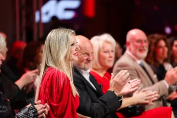 Mate&scaron;a i 30 godina mlađa plavu&scaron;a ukrali poglede na reviji: Pojavio se i Jakov Kitarović