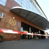 Zvjerski napad kod Sheratona: Beskućnik ženi slomio kosti lica, sve snimile kamere