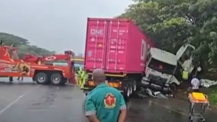 U frontalnom sudaru kamiona i minibusa 11 poginulih, među njima i dijete