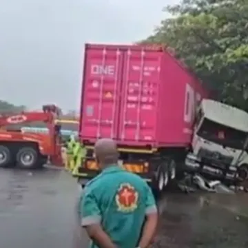 U frontalnom sudaru kamiona i minibusa 11 poginulih, među njima i dijete