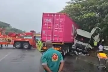 U frontalnom sudaru kamiona i minibusa 11 poginulih, među njima i dijete
