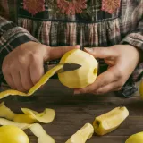 Mnogi godinama pogre&scaron;no jedu ove vrste voća i povrća: Poznati profesor objasnio za&scaron;to