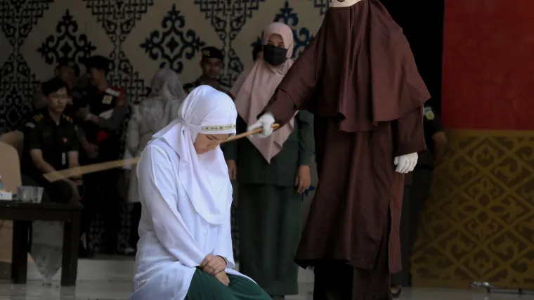 Par u Indoneziji javno bičevan, dobili 140 udaraca: Razlog? Pili alkohol i seksali se van braka