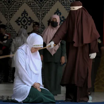 Par u Indoneziji javno bičevan, dobili 140 udaraca: Razlog? Pili alkohol i seksali se van braka