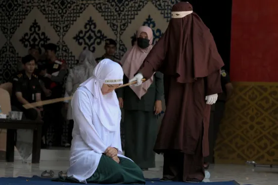 Par u Indoneziji javno bičevan, dobili 140 udaraca: Razlog? Pili alkohol i seksali se van braka