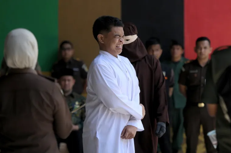 Par u Indoneziji javno bičevan, dobili 140 udaraca: Razlog? Pili alkohol i seksali se van braka