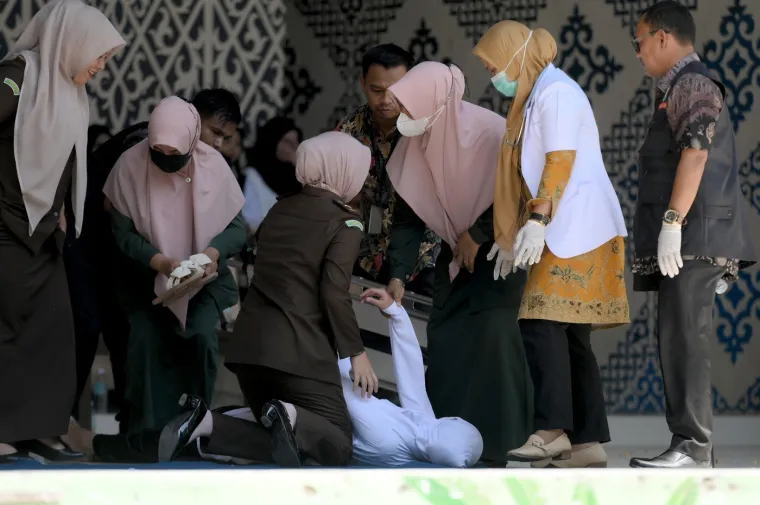 Par u Indoneziji javno bičevan, dobili 140 udaraca: Razlog? Pili alkohol i seksali se van braka