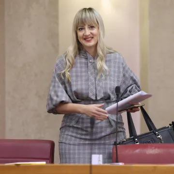 Izdanja Martine Vla&scaron;ić Iljkić: U Saboru dotjerana od glave do pete, a &scaron;tikle su joj za&scaron;titni znak