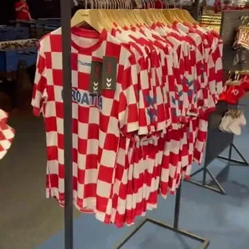 Sve je spremno za početak spektakla: Navijači u ugodnoj atmosferi čekaju početak polufinala