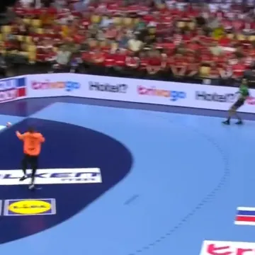 Leteći Kuzma! Kakva obrana s klupe na&scaron;eg vratara koja nam puno znači