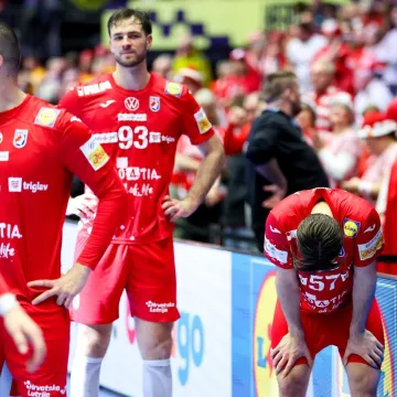 Pogledajte &scaron;to su tužni rukometa&scaron;i radili nakon bolnog poraza: Jedan detalj posebno bode u oči