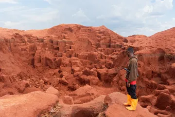 Vi&scaron;e od 200 mrtvih u uru&scaron;avanju rudnika: U katastrofi stradali rudari, djeca, prodavačice...