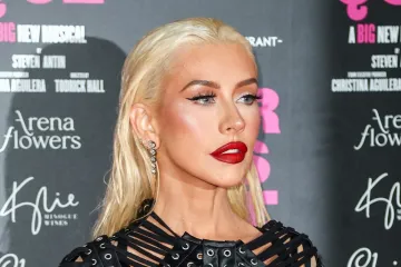 Christina Aguilera i u 45. provocira: Potpuno golim grudima zapalila mreže
