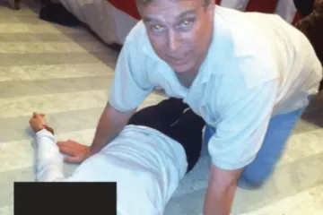 Tajne osramoćenog princa: Andrewa fotkali 'na sve četiri' iznad žene. procurili i mailovi o 'Ruskinji'