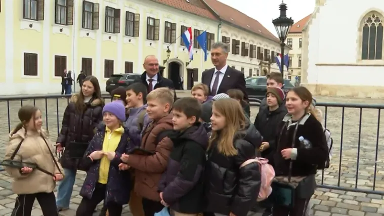 Djeca iznenadila premijera, ne zna se tko je vi&scaron;e bio odu&scaron;evljen! 'Ovu ruku vi&scaron;e ne perem'