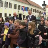 Djeca iznenadila premijera, ne zna se tko je vi&scaron;e bio odu&scaron;evljen! 'Ovu ruku vi&scaron;e ne perem'