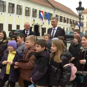 Djeca iznenadila premijera, ne zna se tko je vi&scaron;e bio odu&scaron;evljen! 'Ovu ruku vi&scaron;e ne perem'