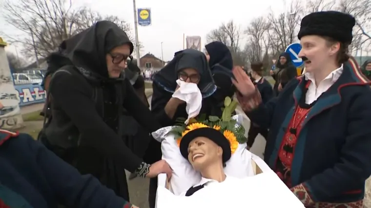 Vesela sahrana i nasmijani svatovi na istom mjestu: 'Ja ću skočiti za njim'