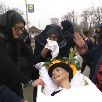 Vesela sahrana i nasmijani svatovi na istom mjestu: 'Ja ću skočiti za njim'