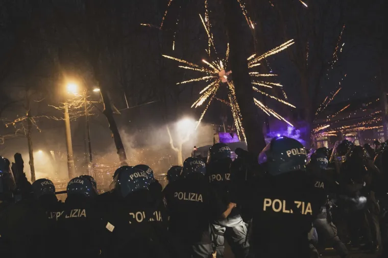 Scene kaosa u susjedstvu, izbili veliki neredi: Letjeli Molotovljevi kokteli, policija žestoko odgovorila