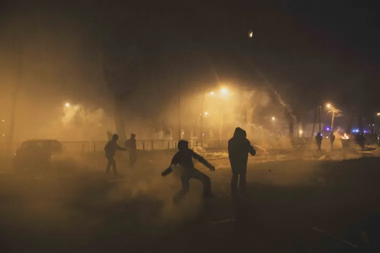 Scene kaosa u susjedstvu, izbili veliki neredi: Letjeli Molotovljevi kokteli, policija žestoko odgovorila