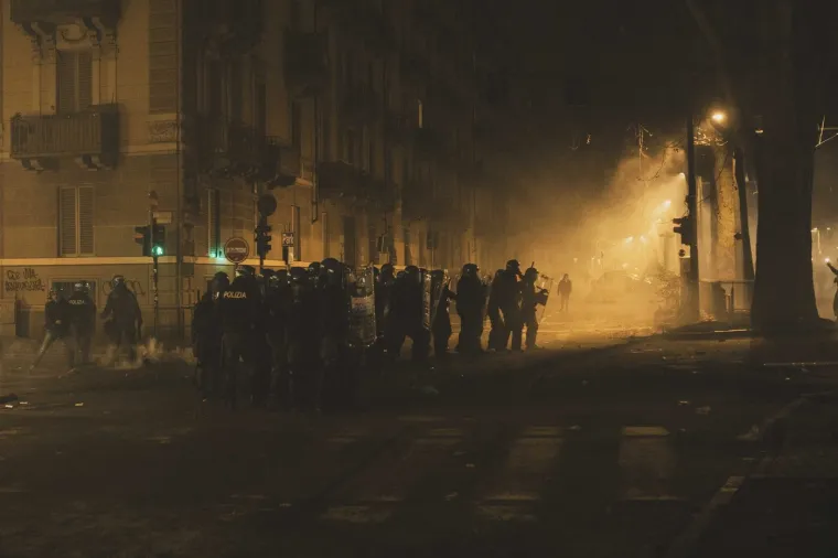 Scene kaosa u susjedstvu, izbili veliki neredi: Letjeli Molotovljevi kokteli, policija žestoko odgovorila